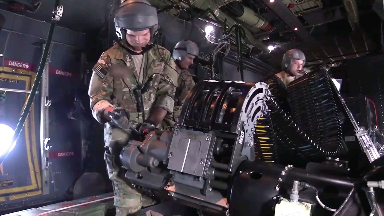 AC-130W“毒刺“二型武装直升机实弹射击和空中加油任务
